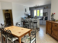 Propriété contemporaine sur 8.40 HA, prairies et petit bois avec 3 hangars pour environ 1200 M2 au sol