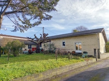 Villa d'environ 112 M2, proche commerces, jardin devant pour 950 M2, puits, garage attenant de 30 M2