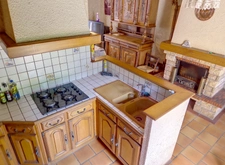 Coeur de village. Maison de charme et de caractere avec garage, atelier, bucher et bucolique jardin clos sur l'arriere.