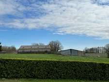 Propriété contemporaine sur 8.40 HA, prairies et petit bois avec 3 hangars pour environ 1200 M2 au sol