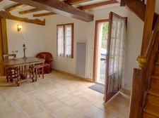 Coeur de village. Maison de charme et de caractere avec garage, atelier, bucher et bucolique jardin clos sur l'arriere.
