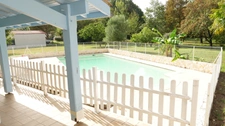 Belle villa traditionnelle avec piscine, terrasse couverte avec barbecue, garage et jardin arborée de 5500 M2