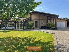 Villa de plain-pied avec véranda en excellent état à proximité des commerces, jardin, garage. 
