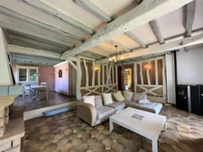 Belle villa traditionnelle avec piscine, terrasse couverte avec barbecue, garage et jardin arborée de 5500 M2