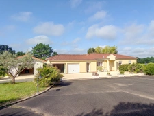 Propriété contemporaine sur 8.40 HA, prairies et petit bois avec 3 hangars pour environ 1200 M2 au sol