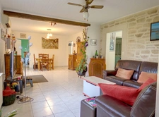 Villa d'environ 112 M2, proche commerces, jardin devant pour 950 M2, puits, garage attenant de 30 M2