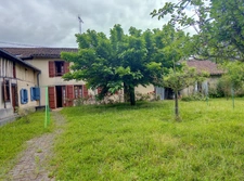Coeur de village. Maison de charme et de caractere avec garage, atelier, bucher et bucolique jardin clos sur l'arriere.