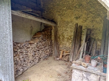 Coeur de village. Maison de charme et de caractere avec garage, atelier, bucher et bucolique jardin clos sur l'arriere.