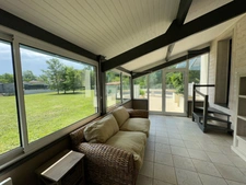 Belle villa traditionnelle avec piscine, terrasse couverte avec barbecue, garage et jardin arborée de 5500 M2