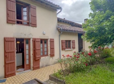 Coeur de village. Maison de charme et de caractere avec garage, atelier, bucher et bucolique jardin clos sur l'arriere.