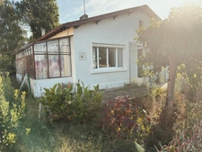 Maison à vendre 3 pièces, jardin avec puits de 690 M2, ateliers, garages.