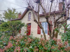 Coeur de village. Maison de charme et de caractere avec garage, atelier, cours, jardinet.