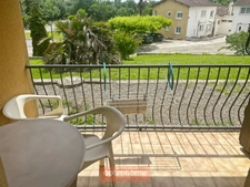 2 PAVILLONS DE PLAIN-PIED COMPOSES DE 4 APPARTEMENTS T2, PARKING ET JARDIN AUTOUR.