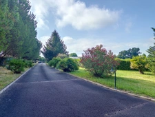Propriété contemporaine sur 8.40 HA, prairies et petit bois avec 3 hangars pour environ 1200 M2 au sol