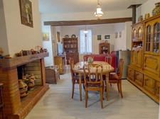 Coeur de village. Maison de charme et de caractere avec garage, atelier, cours, jardinet.