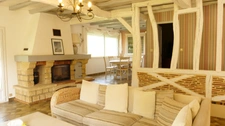 Belle villa traditionnelle avec piscine, terrasse couverte avec barbecue, garage et jardin arborée de 5500 M2