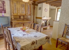 Coeur de village. Maison de charme et de caractere avec garage, atelier, bucher et bucolique jardin clos sur l'arriere.