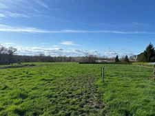 Propriété contemporaine sur 8.40 HA, prairies et petit bois avec 3 hangars pour environ 1200 M2 au sol