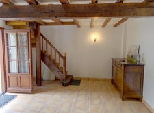 Coeur de village. Maison de charme et de caractere avec garage, atelier, bucher et bucolique jardin clos sur l'arriere.