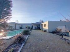 Villa contemporaine de 2017, 4 garages, carport, piscine, pool house, terrain boisé de 8450 M2.