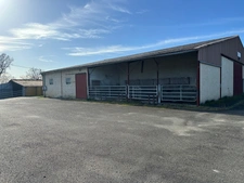 Propriété contemporaine sur 8.40 HA, prairies et petit bois avec 3 hangars pour environ 1200 M2 au sol