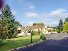 Propriété contemporaine sur 8.40 HA, prairies et petit bois avec 3 hangars pour environ 1200 M2 au sol