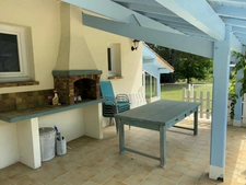 Belle villa traditionnelle avec piscine, terrasse couverte avec barbecue, garage et jardin arborée de 5500 M2