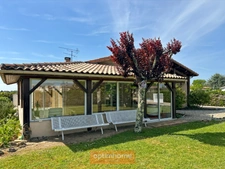 Villa de plain-pied avec véranda en excellent état à proximité des commerces, jardin, garage. 