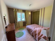 Belle villa traditionnelle avec piscine, terrasse couverte avec barbecue, garage et jardin arborée de 5500 M2