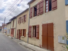 Coeur de village. Maison de charme et de caractere avec garage, atelier, bucher et bucolique jardin clos sur l'arriere.
