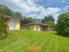 2 PAVILLONS DE PLAIN-PIED COMPOSES DE 4 APPARTEMENTS T2, PARKING ET JARDIN AUTOUR.