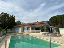 Belle villa traditionnelle avec piscine, terrasse couverte avec barbecue, garage et jardin arborée de 5500 M2