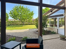 Villa de plain-pied avec véranda en excellent état à proximité des commerces, jardin, garage. 