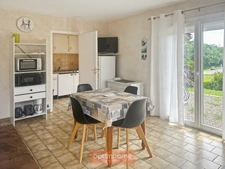 2 PAVILLONS DE PLAIN-PIED COMPOSES DE 4 APPARTEMENTS T2, PARKING ET JARDIN AUTOUR.