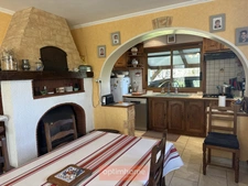 Villa avec piscine couverte, jardin clos autour avec puits pour environ 1800 M2