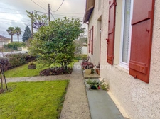 Coeur de village. Maison de charme et de caractere avec garage, atelier, cours, jardinet.