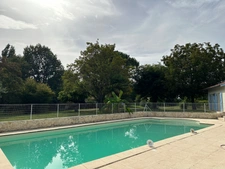 Belle villa traditionnelle avec piscine, terrasse couverte avec barbecue, garage et jardin arborée de 5500 M2