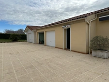Propriété contemporaine sur 8.40 HA, prairies et petit bois avec 3 hangars pour environ 1200 M2 au sol