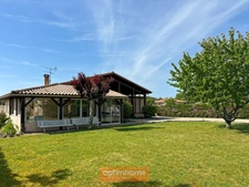 Villa de plain-pied avec véranda en excellent état à proximité des commerces, jardin, garage. 