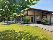 Villa de plain-pied avec véranda en excellent état à proximité des commerces, jardin, garage. 