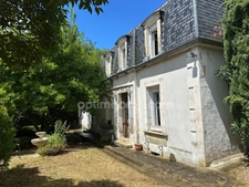 Maison de ville avec charme et caractère, spacieuse dépendance en pierre, jardin de 2000 M2.