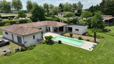 Villa contemporaine de 2017, 4 garages, carport, piscine, pool house, terrain boisé de 8450 M2.