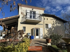 Villa avec piscine couverte, jardin clos autour avec puits pour environ 1800 M2