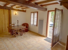 Coeur de village. Maison de charme et de caractere avec garage, atelier, bucher et bucolique jardin clos sur l'arriere.