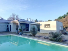 Villa contemporaine de 2017, 4 garages, carport, piscine, pool house, terrain boisé de 8450 M2.