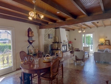 Maison traditionnelle de 150 M2 habitables plus 1 appartement de 50 M2 en semi sous-sol, 3000 M2 de jardin, piscine.