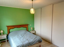 Villa d'environ 112 M2, proche commerces, jardin devant pour 950 M2, puits, garage attenant de 30 M2