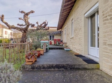 Villa d'environ 112 M2, proche commerces, jardin devant pour 950 M2, puits, garage attenant de 30 M2