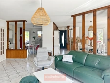 Villa de plain-pied avec véranda en excellent état à proximité des commerces, jardin, garage. 