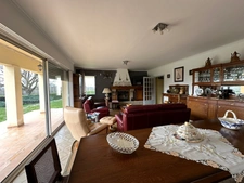 Propriété contemporaine sur 8.40 HA, prairies et petit bois avec 3 hangars pour environ 1200 M2 au sol
